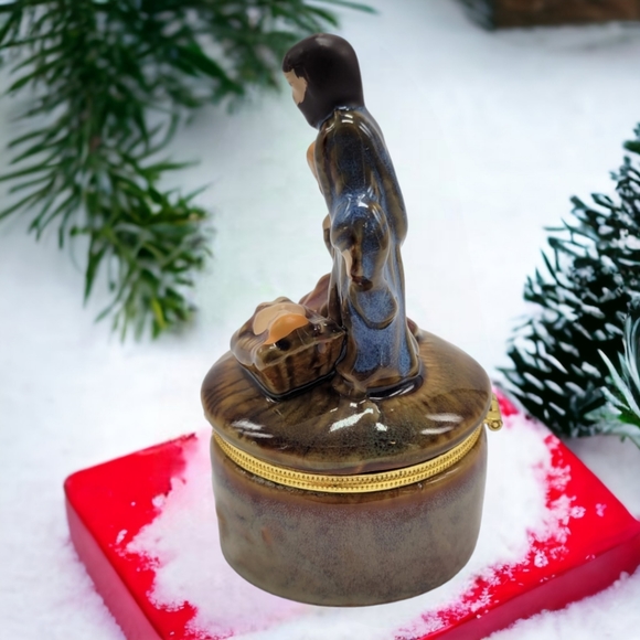 Nativity Ceramic Hinged Holiday Trinket Box - Picture 5 of 8